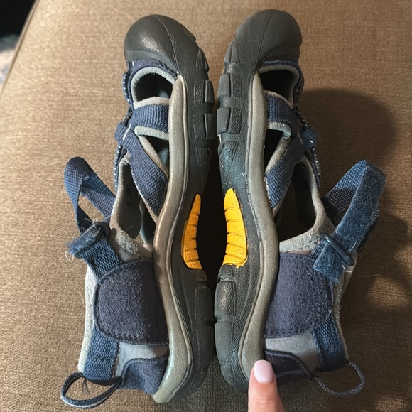 Boys keen sandals - size 3 - Picture 3 of 6